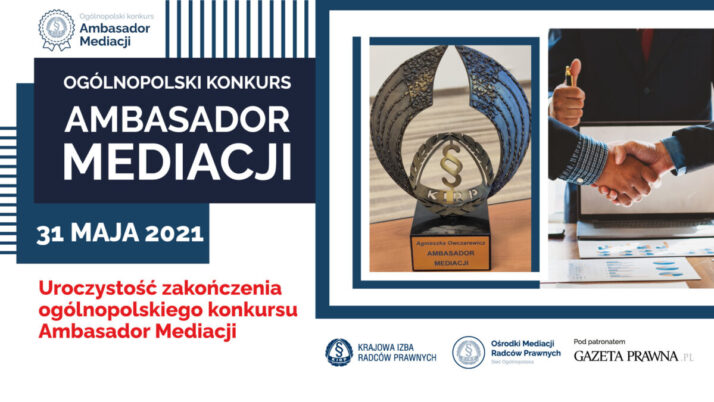 Statuetka w rękach sędzi Agnieszki Owczarewicz – uroczystość zakończenia ogólnopolskiego konkursu „Ambasador Mediacji”